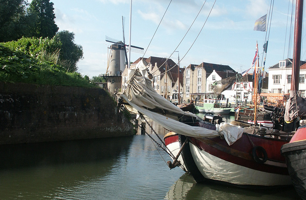 Het pittoreske haventje en de molen van Willemstad